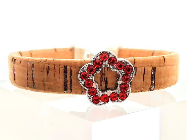 Wunderschönes Armband aus Kork mit schimmernden Elementen und einer Blume aus Edelstahl mit roten Glitzersteinchen, 10mm breit