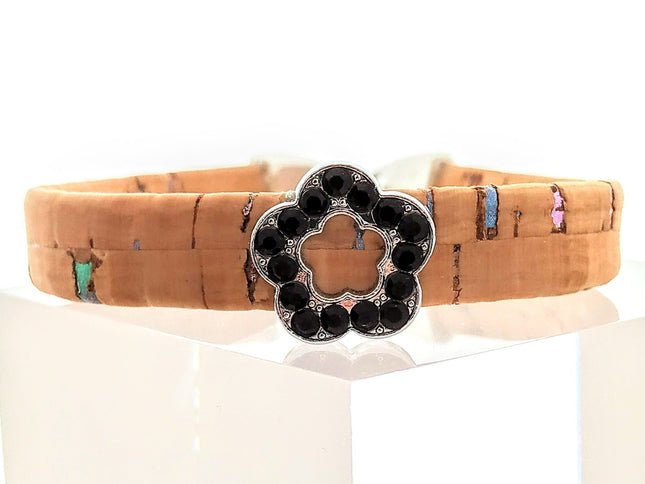 Wunderschönes Armband aus Kork mit schimmernden Elementen und einer Blume aus Edelstahl mit schwarzen Glitzersteinchen, 10mm breit