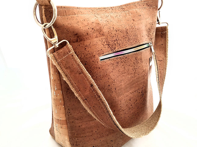Tikiwe®Lady Shopper aus Kork, Farbe Schokobraun mit naturfarbenen, seitliche Einsätzen aus naturfarbenen Kork mit Silberflakes, großes Reißverschlussfach, handmade, Seitenansicht,