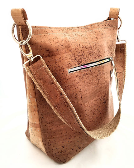Tikiwe®Lady Shopper aus Kork, Farbe Schokobraun mit naturfarbenen, seitliche Einsätzen aus naturfarbenen Kork mit Silberflakes, großes Reißverschlussfach, handmade, Seitenansicht,