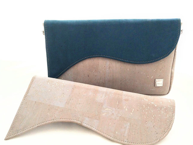 Tikiwe®Wave Basistasche, grauer Kork plus Zusatzklappe aus petrolfarbenem Kork, langer Schulterträger, Clutch