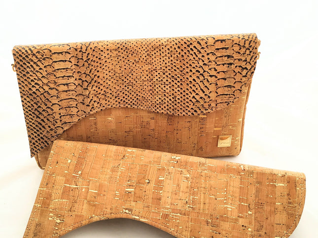 Tikiwe®Wave Basistasche aus Kork, naturfarben mit goldenen Flakes und der Wechselklappe mit Schlangenprägung auf Kork, Clutch, Schultertasche, langer Träger, Wechselklappe optional