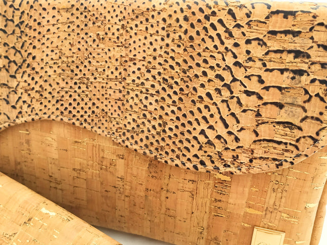 Detailaufnahme der Clutch aus Kork mit der Klappe mit Schlangenprägung auf Kork