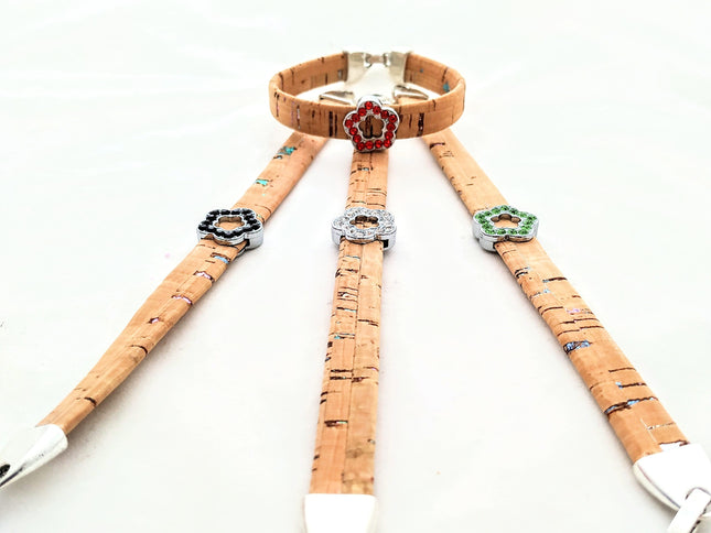 4 Armbänder aus weichem Kork mit schimmernden Einschlüssen und zierlichen Blumen aus Edelstahl