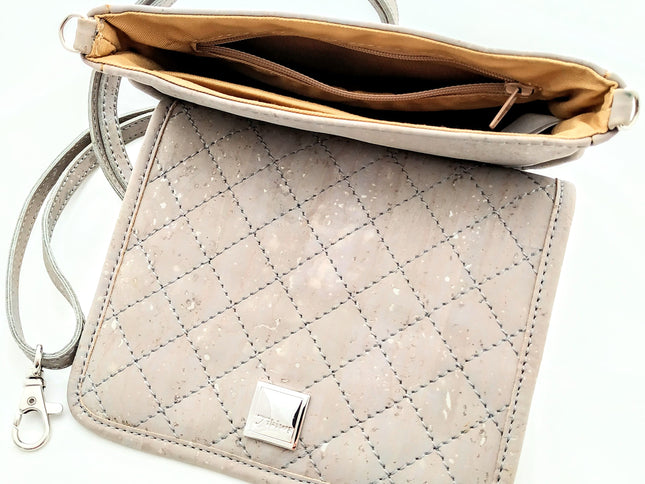 Tikiwe®Mini Basistasche aus grauem Kork Innenansicht, helles Futter aus Baumwolle / Polyester, Einschubfach, Reißverschlussfach, Mittelfach