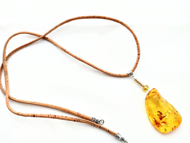 ca. 80 cm lange Kordel aus Kork mit einem polygonalen, honigfarbenen, großen Anhänger aus echtem Bernstein mit sehr hübschen Lichtreflexen und einschlüssen, handmade by Tikiwe-Taschen aus Kork
