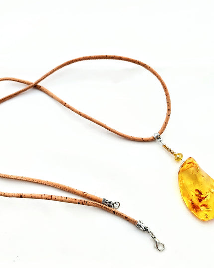 ca. 80 cm lange Kordel aus Kork mit einem polygonalen, honigfarbenen, großen Anhänger aus echtem Bernstein mit sehr hübschen Lichtreflexen und einschlüssen, handmade by Tikiwe-Taschen aus Kork