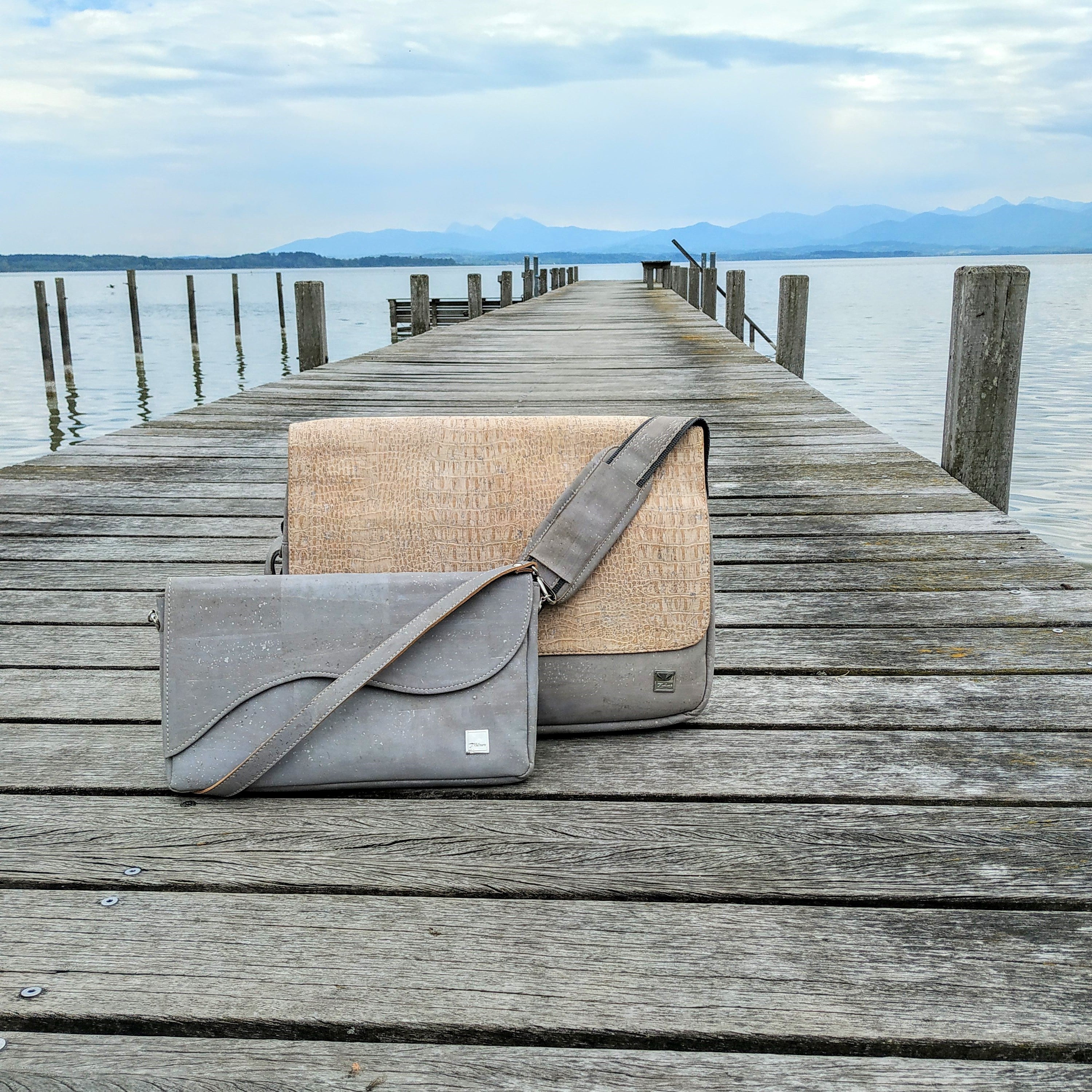 Businesstasche und Clutch aus Kork von Tikiwe auf einem Steg am Chiemsee
