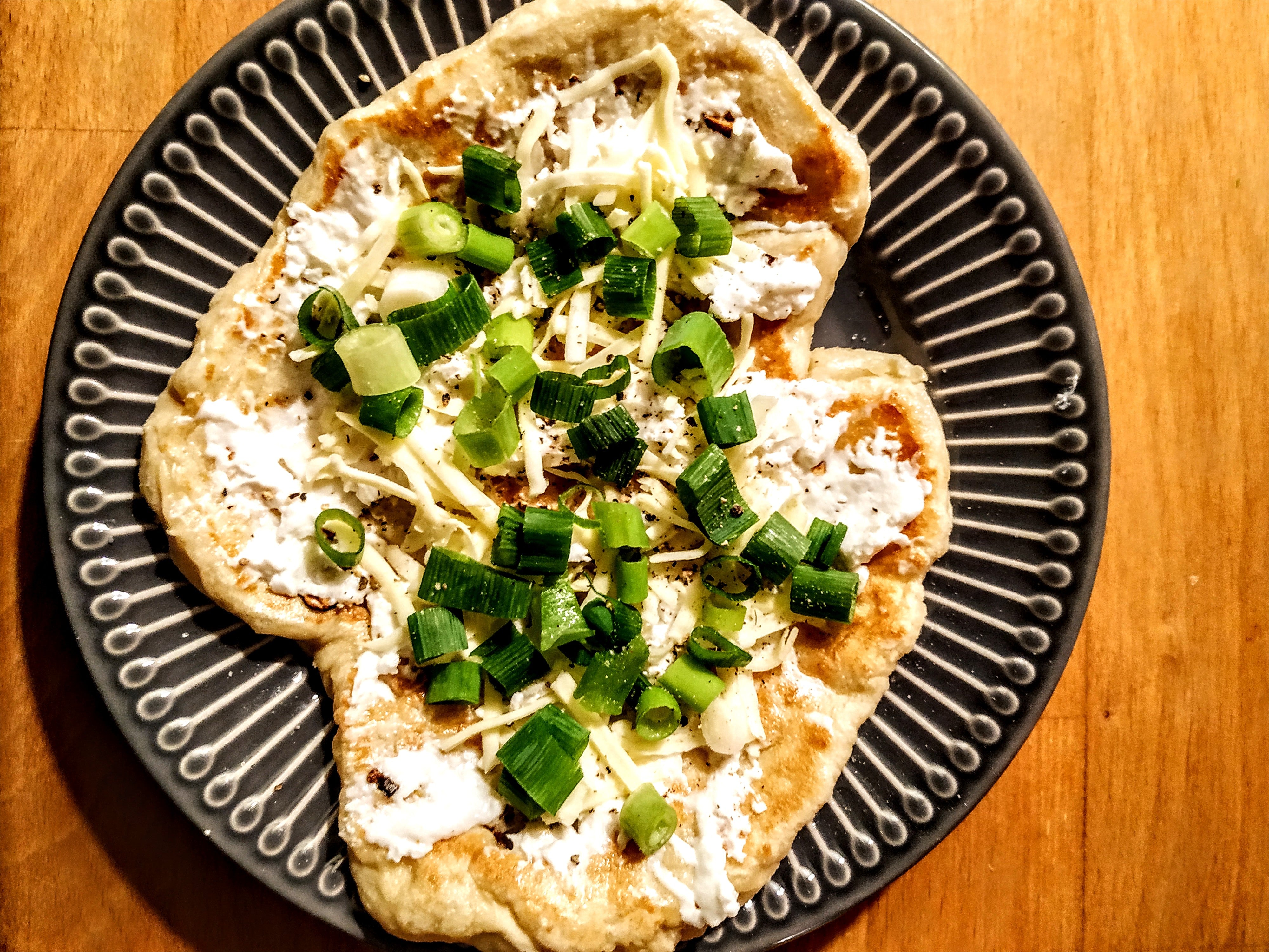 veganer Langos auf einem Teller