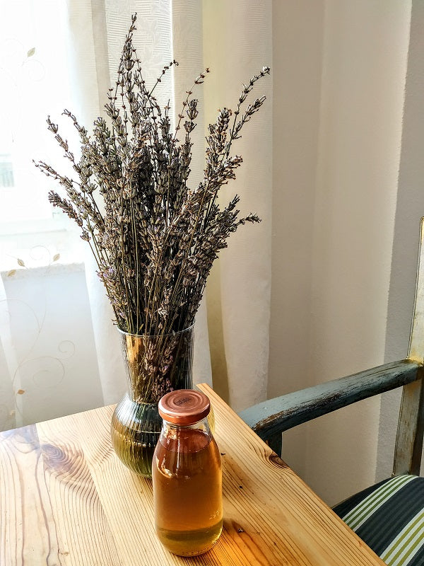 Lavendelbuschen und Lavendelsirup nach einem Rezept von Tikiwe®-Taschen aus Kork