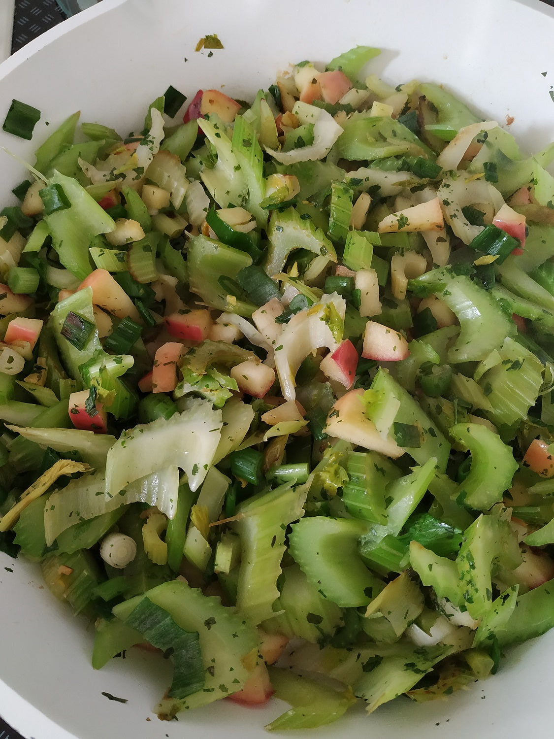 Sellerie-Apfel-Gemüse mit Kräutern und Knoblauch