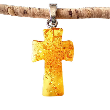 Kreuz Nummer 6 aus hellem Bernstein mit Einschlüssen, die wie ein Schneegestöber aussehen, Öse aus 925 Silber, Kordel Kork, Verschluss Zamak