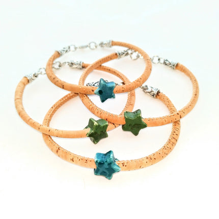 4 zarte Armbänder aus 3mm naturfarbener Korkkordel mit einem Sternchen aus blauer bzw. grüner Keramik und hübsch verzierten Karabiner Schließen