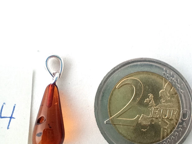 Bernsteintropfen 4 kurz mit 2 Euromünze als Größenvergleich