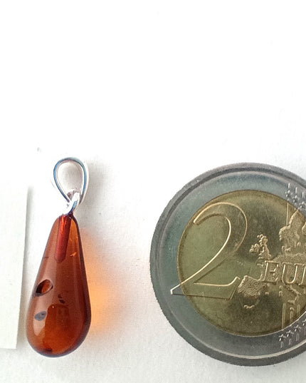Bernsteintropfen 4 kurz mit 2 Euromünze als Größenvergleich