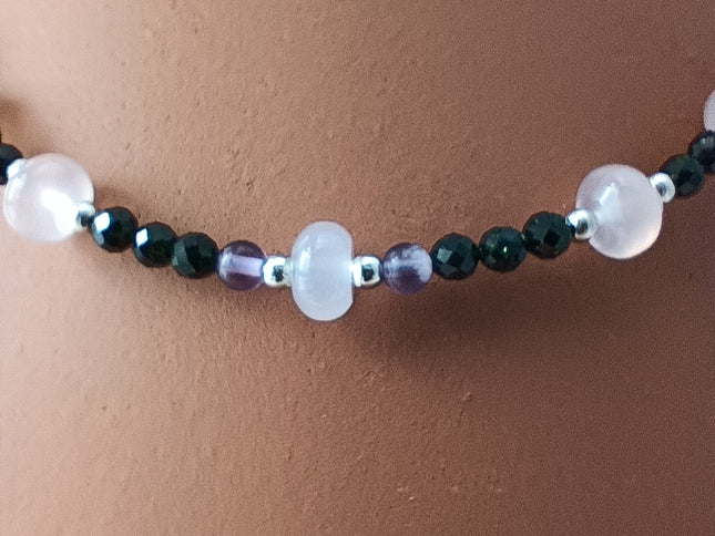 Collier von Tikiwe aus Kork, Amethyst, rosa Calcit, Grünfluss. Wird vorne geschlossen, Metallteile Zamak, vegan