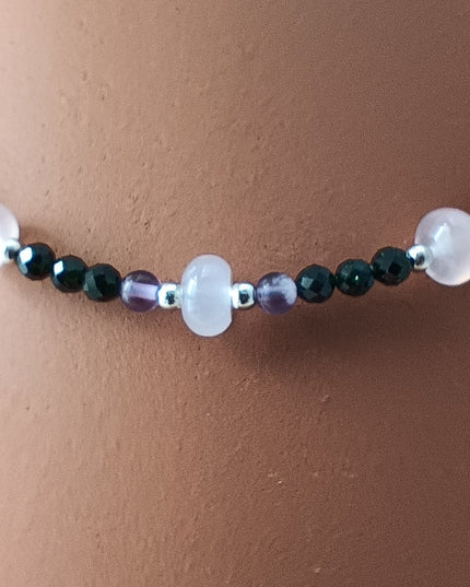 Collier von Tikiwe aus Kork, Amethyst, rosa Calcit, Grünfluss. Wird vorne geschlossen, Metallteile Zamak, vegan