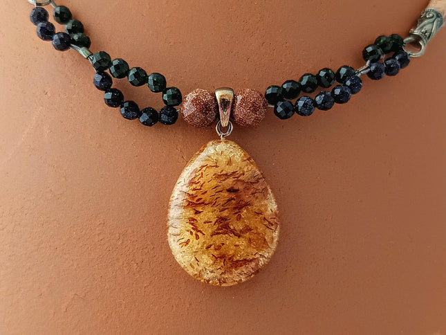 Dekoratives Collier aus Kork, Bernstein und Blau-, Grün- und Goldfluss