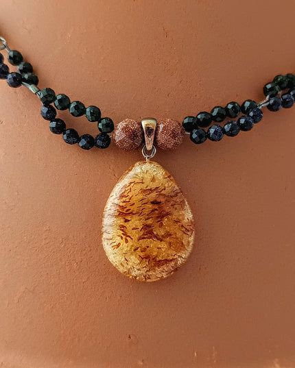 Dekoratives Collier aus Kork, Bernstein und Blau-, Grün- und Goldfluss