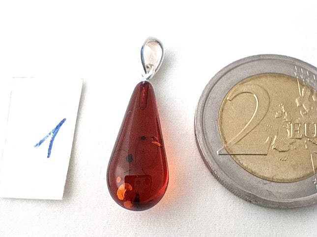 Bernsteintropfen 1 kurz mit 2 Euromünze als Größenvergleich