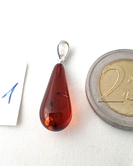 Bernsteintropfen 1 kurz mit 2 Euromünze als Größenvergleich