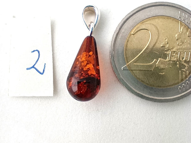 Bernsteintropfen 2 kurz mit 2 Euromünze als Größenvergleich