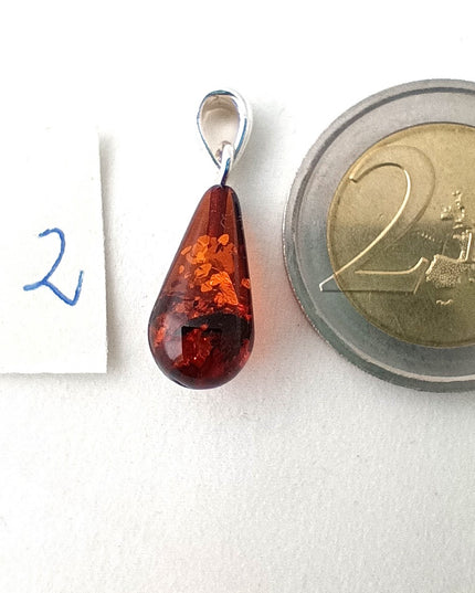 Bernsteintropfen 2 kurz mit 2 Euromünze als Größenvergleich