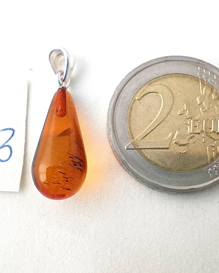 Bernsteintropfen 3 kurz mit 2 Euromünze als Größenvergleich