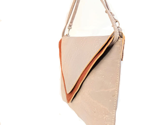 Clutch "Kuvert" grauer u. brauner Kork Schrägansicht