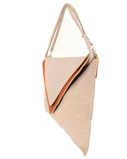 Clutch "Kuvert" grauer u. brauner Kork Schrägansicht