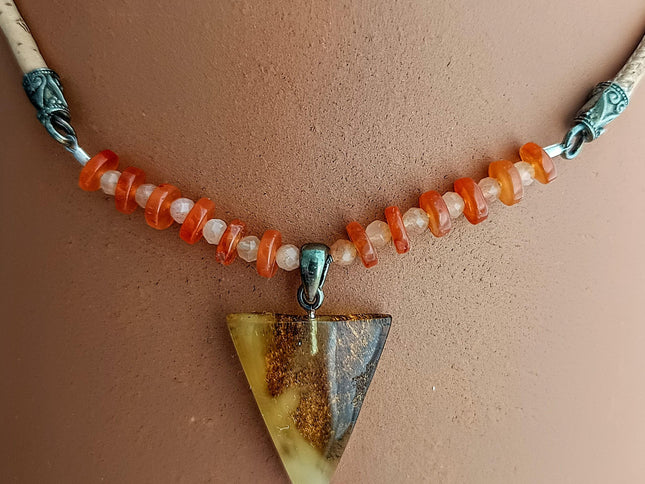 Collier mit Bernsteindreieck mit Feueropal und Sonnenstein von Tikiwe-Taschen aus Kork
