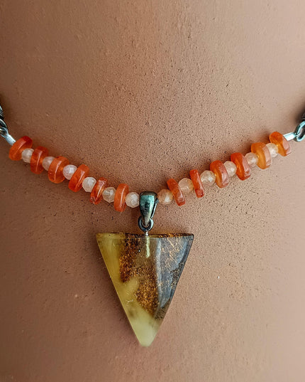 Collier mit Bernsteindreieck mit Feueropal und Sonnenstein von Tikiwe-Taschen aus Kork