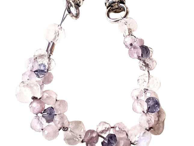 Taschenanhänger aus Amethyst, Mondstein und einem blauen Stein