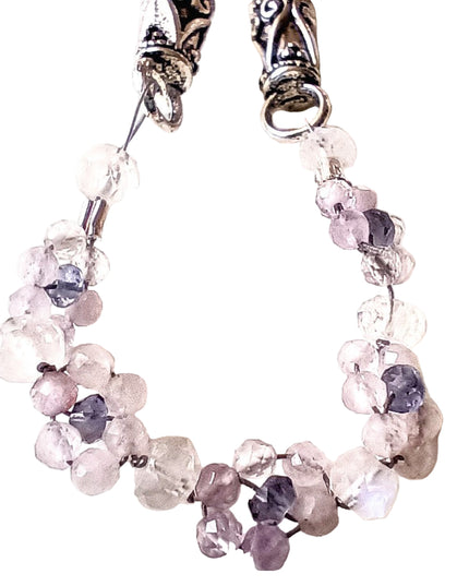 Taschenanhänger aus Amethyst, Mondstein und einem blauen Stein