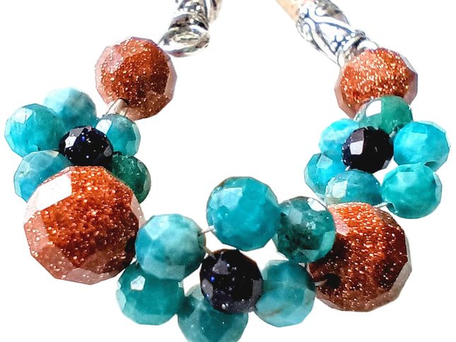 Taschenanhänger Nr. 3, Apatitblumen mit Blau- und Goldfluss