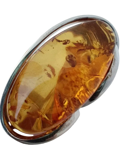 Draufsicht von Bernsteinring von Tikiwe, Sterlingsilber, großer, ovaler Bernstein mit zauberhaftem Innenleben