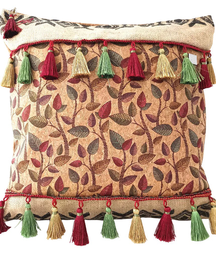 Zierkissen von Tikiwe aus Kork mit rot-blau-gelben Blätterranken aus Kork und Kaffeesack mit roten, goldenen und grünen kleinen Quasten. Rückseite naturfarbener Kork