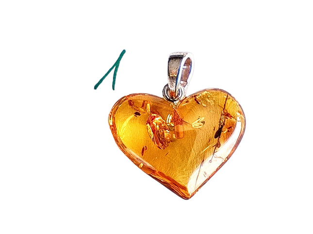 Herz 1 sehr hell und klar mit wenigen Einschlüssen, Bernstein, Silberöse