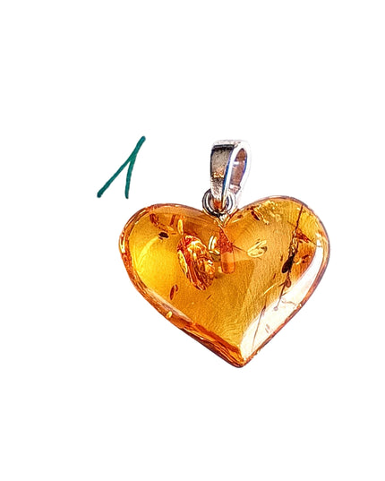 Herz 1 sehr hell und klar mit wenigen Einschlüssen, Bernstein, Silberöse