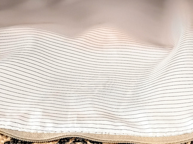 Innenaufnahme des Zierkissens, weiße, fein linierte Viskose, Reißverschluss