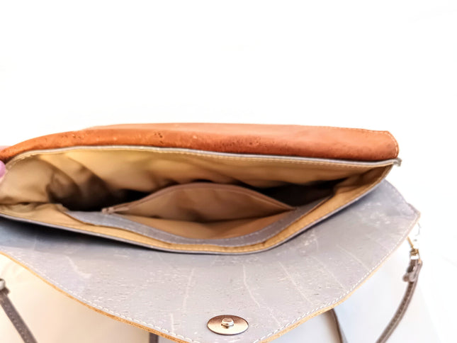 Innenansicht Clutch "Kuvert", 1 Reißverschlussfach und 2 große Innenfächer sowie 1 Einschubfach