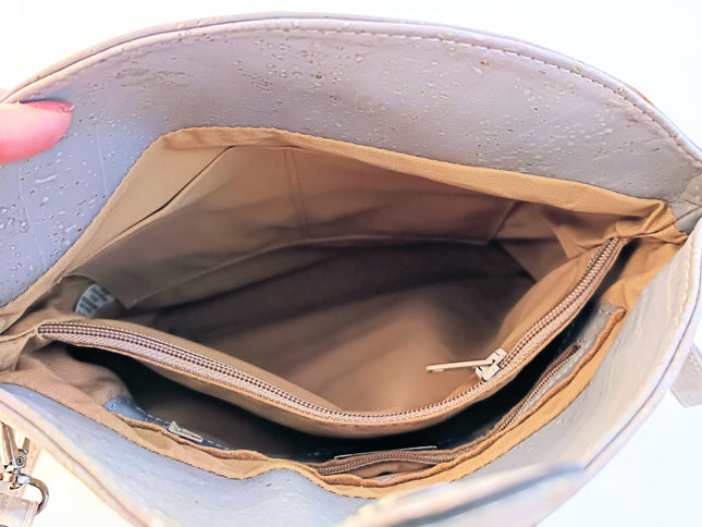 Innenansicht, 2 Einschubfächer, 2 Reißverschlussfächer, 2 Mittelfächer, 1 Reißverschlussfach außen