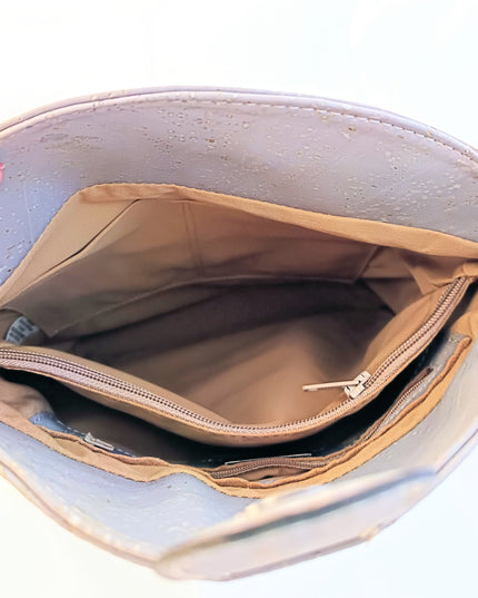 Innenansicht, 2 Einschubfächer, 2 Reißverschlussfächer, 2 Mittelfächer, 1 Reißverschlussfach außen