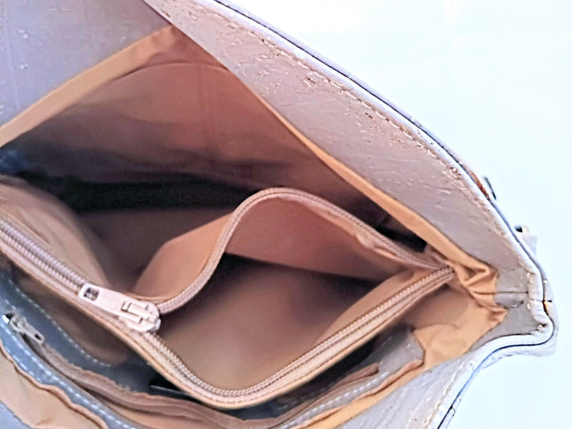 Innenansicht vom grauen Raumwunder aus Kork mit vielen Innenfächern