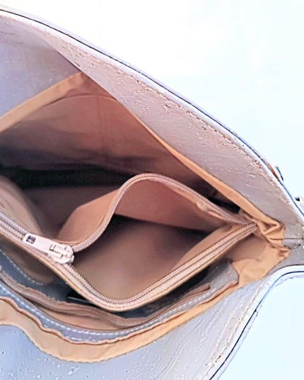 Innenansicht vom grauen Raumwunder aus Kork mit vielen Innenfächern