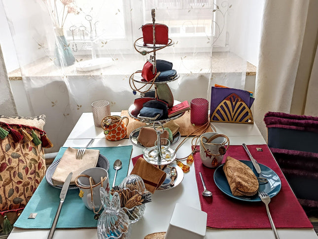 Kaffeetafel mit Tischsets und Kissen aus Kork