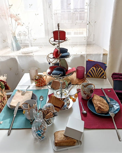 Kaffeetafel mit Tischsets und Kissen aus Kork