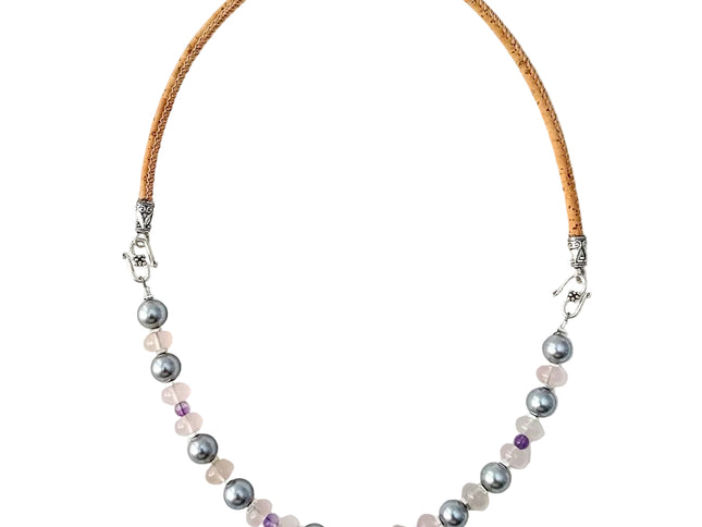 Collier mit Korkkordel von Tikiwe, rosa Calcit, Amethyst, Muschelkernperlen, nicht vegan, sehr zarte Farben