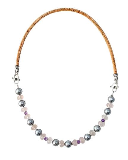 Collier mit Korkkordel von Tikiwe, rosa Calcit, Amethyst, Muschelkernperlen, nicht vegan, sehr zarte Farben