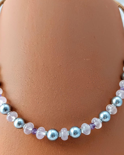 Korkkordel von Tikiwe mit Muschelkernperle, rosa Calcit, Amethyst und quadratischen Metallplättchen zwischen den Steinen
